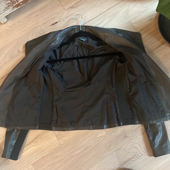 Vince size small Scuba leather jacket. Mint condition - Picture 6 of 7